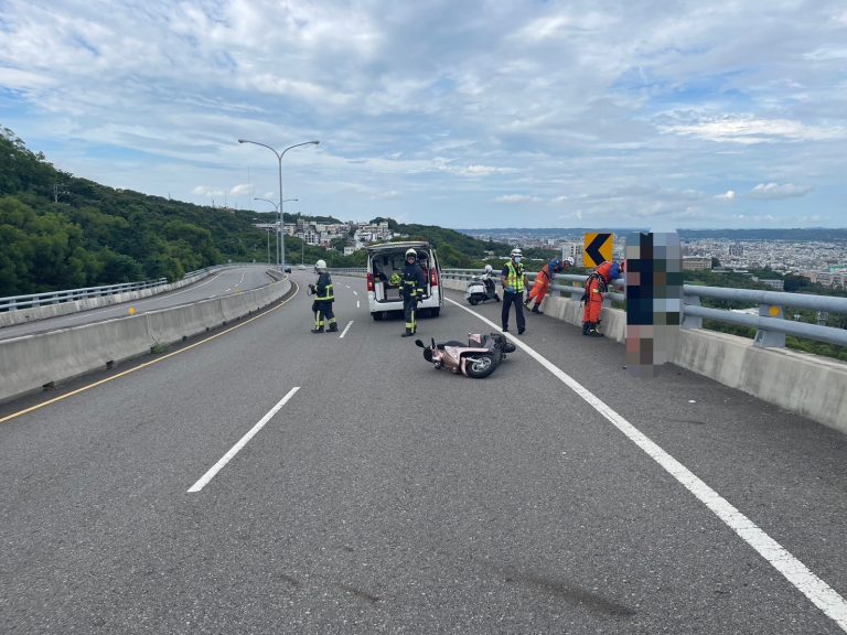 機車騎士不明原因跌落邊坡    事故原因苗栗警調查釐清中