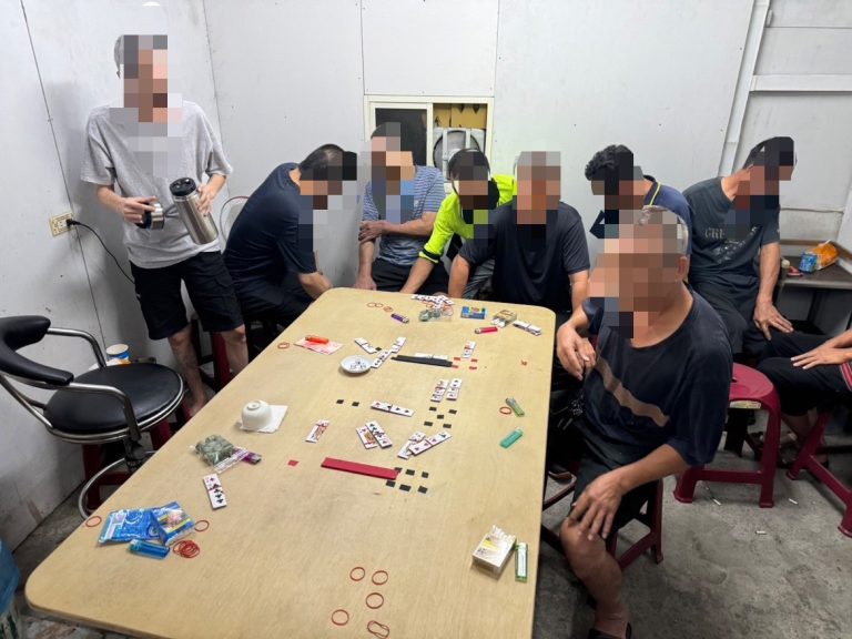 「三六仔」藏身鐵皮屋 屏東東港警搗破職業賭場