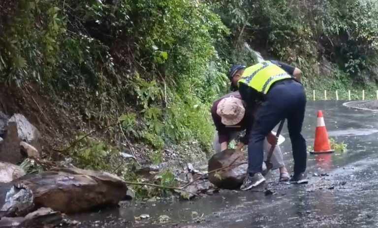連日豪雨致巨石阻路    和平警迅速排除恢復通行