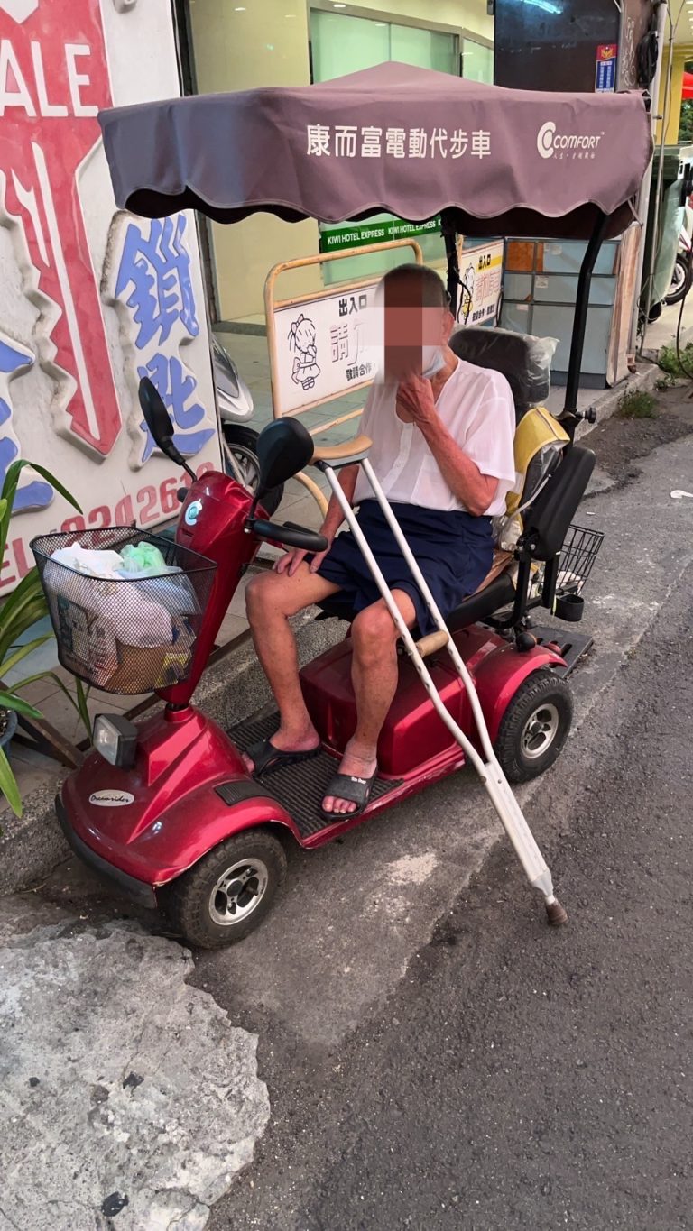 近百歲老翁騎電動車外出突沒電 擔心老翁安危 暖警陪等1小時