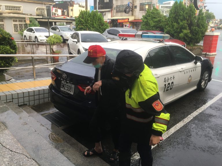竹山老翁騎電動代步車大雨中迷航 雲林莿桐警機智找線索助返家