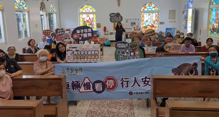 台東關山警「交通安全月暨防詐騙宣講團」攜手天主堂護民眾財產生命安全