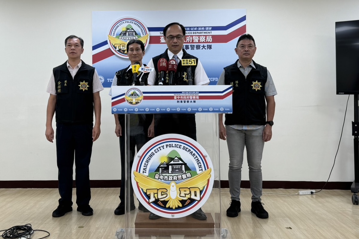 ▲圖說:為遏止偽造車牌案件歪風,中市刑大副大隊長洪明強親上記者會報告專案查緝進度 (圖/台中市政府 提供)