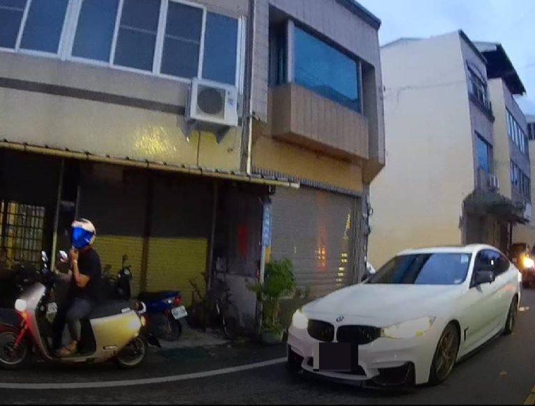 台中石岡警站交通崗 驚見客製化假車牌