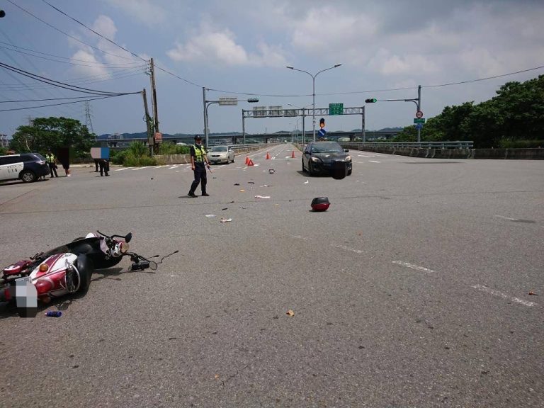 自小客車與微型電動二輪車路口碰撞    警籲車輛轉彎務必遵守交通規則