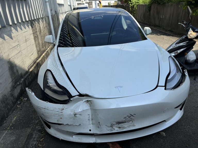 情侶吵架 男氣到開車撞路燈逃逸1小時被逮