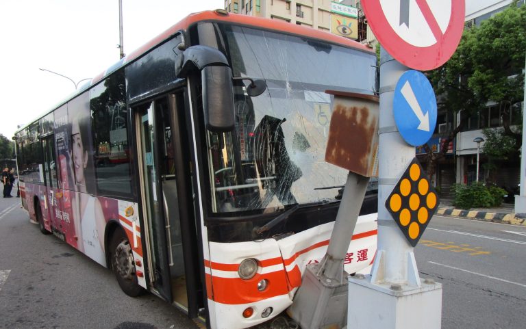 台中公車駕駛不明原因自撞分隔島   無明顯外傷仍不治身亡