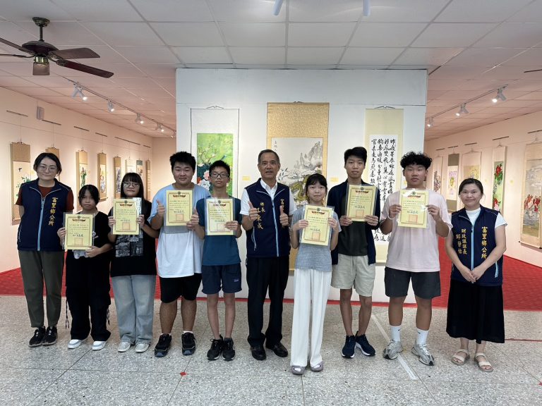 「龍躍富里—花蓮縣長青書畫會」聯展 學生投入志工行列 書畫藝術深根學童心靈