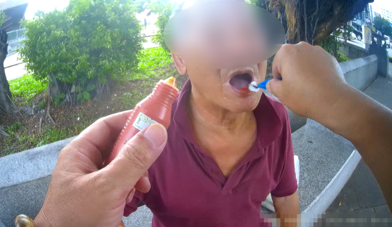 7旬翁台中公園跌倒見血 「警心暖人」協助擦藥 溫馨一幕感動民眾