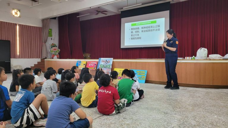 開學囉！關山警執行護童勤務 宣講「交通安全月」 讓學童平安到校開心學習
