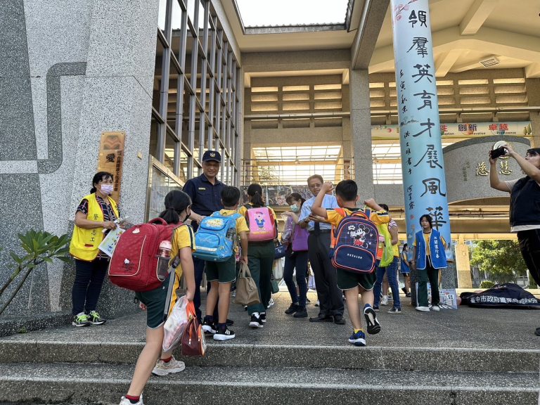 台中霧峰警化身小暖陽  堅守崗位護學童安全 幸福迎接開學日