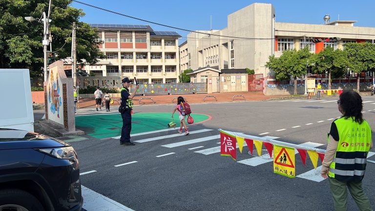 113年開學日  苗栗大湖警守護學童安心上學去