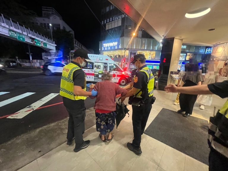 9旬迷途老婦婚紗店前徘徊 眼尖警見手腕處「關鍵編號」順利送返醫院