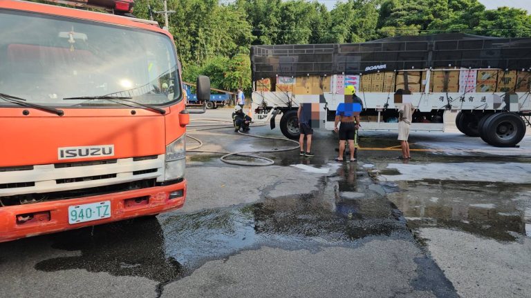 聯結車底盤突起火 苗栗警及時到場協助交通疏導
