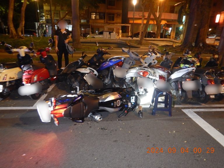 小客車追撞停等路邊機車  警呼籲防禦駕駛重要性