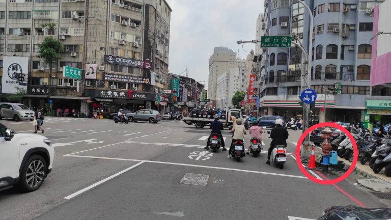 貨車吊臂未收扯落號誌砸車幸無人傷 警現場疏導清理並迅速恢復交通順暢