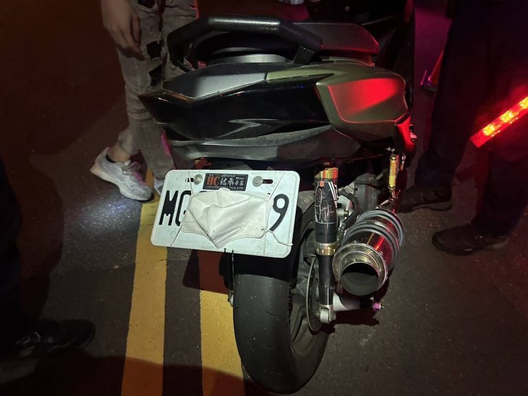 中警路檢查獲騎士遮蔽號牌，18萬重罰
