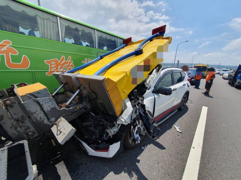 台74線駕駛疑未注意前方作業車   追撞緩撞車致車頭全毀 幸駕駛僅輕傷