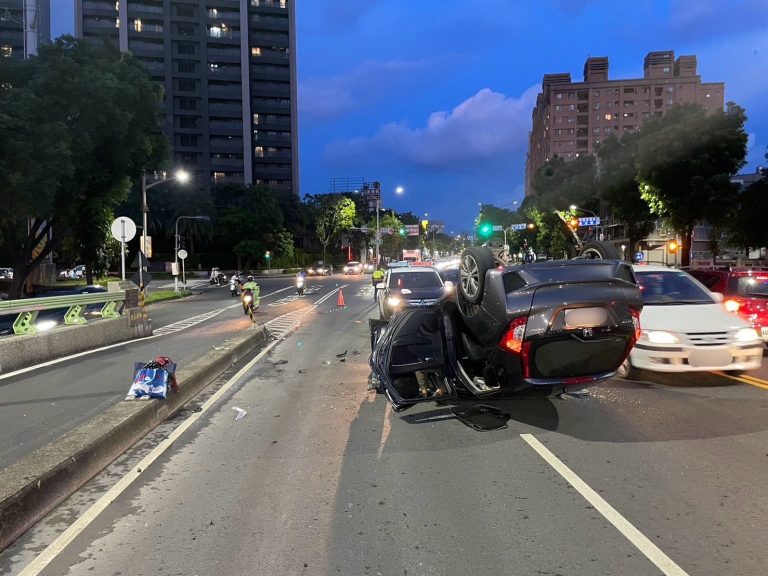 民眾不熟高雄楠梓區路況自撞分隔島 警協助送醫疏導車流