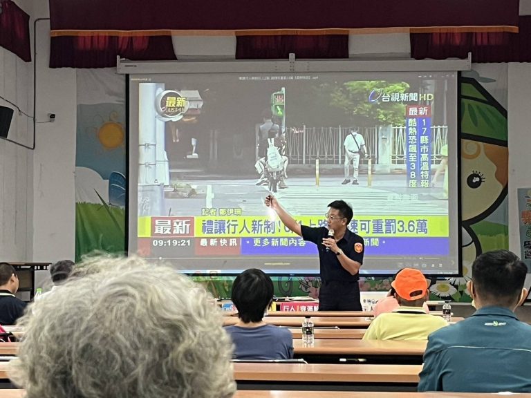 關警受邀至關山鎮農會「米國學校」實施「交通安全月暨防詐宣講」