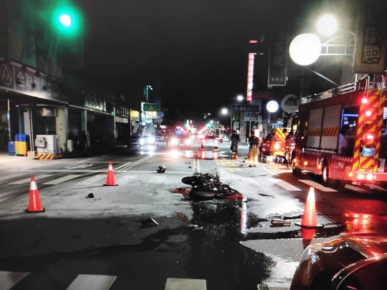 台南午夜交通意外  白色自小客車追撞致重機起火   駕駛酒駕肇逃遭捕