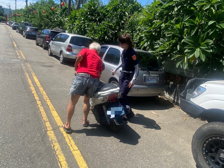 炎炎夏日霧峰警耐心不減 協助行動不便老翁尋回機車