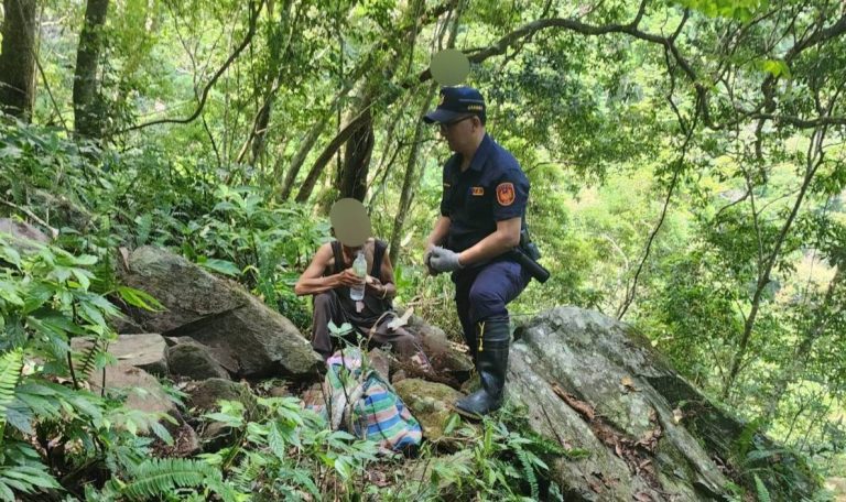 老翁南橫山區採草藥腳踝受傷 警、消「人力抬揹」歷經7小時順利救援