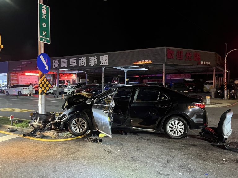 疑開車分神而自撞路邊號誌桿  駕駛腳部骨折