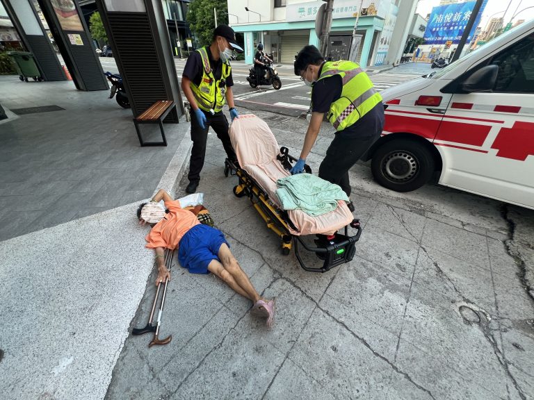 失智老嫗深夜獨躺街頭 公益派出所警員即時救援送醫