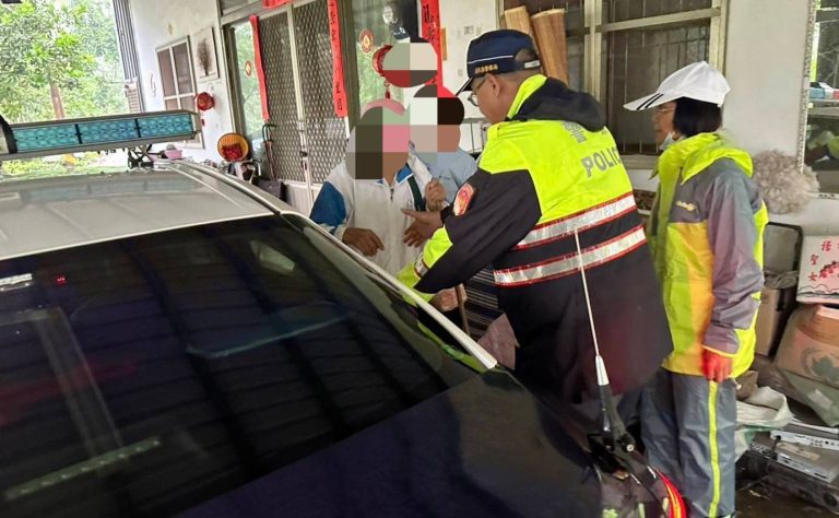 台東錦安警助兩村「預警性撤離」護民安 鸞山警通報路權單位移除倒樹護交安