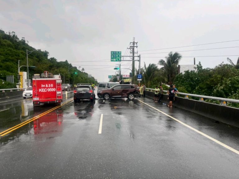 台9線駕駛疑天雨路滑失控追撞停等紅燈3車  肇事駕駛身體不適送醫