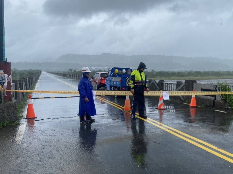 「山陀兒」降豪雨造成溪水暴漲瀕臨警戒線 關山警助公所封橋路護交安