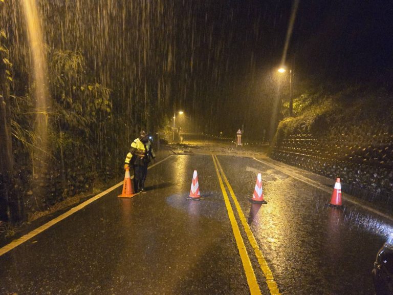 「山陀兒」雨勢襲來 台20初來橋見「黃河」 警冒雨涉水擺三角錐示警護交安