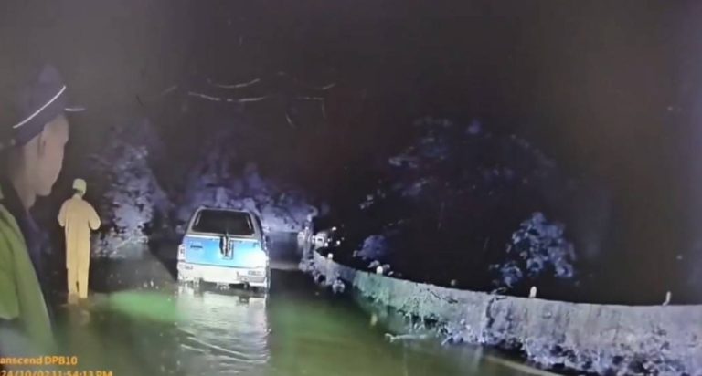 台東東河鄉積水  車輛拋錨險遭沖走 警消聯手救援