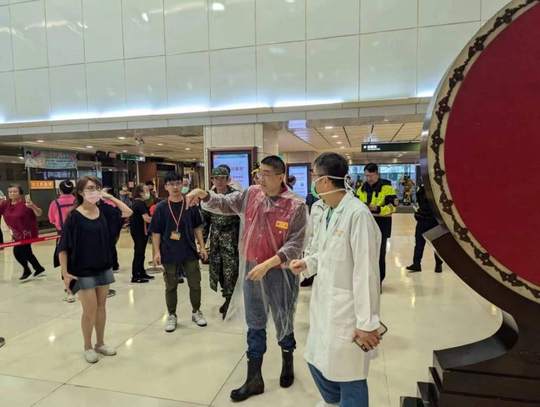 基隆長庚醫院13樓管道間竄濃煙 市長謝國樑到場指示確保病患安危