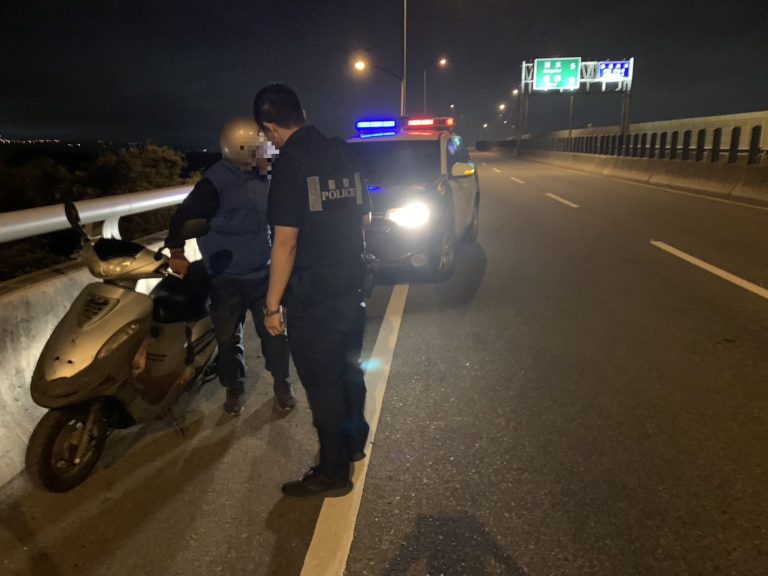 颱風夜 7旬翁騎車上西濱快速道路  台中高美警代駕護送