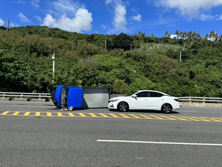 台9線自小貨車與自小客車擦撞翻覆  事故原因台東警調查中