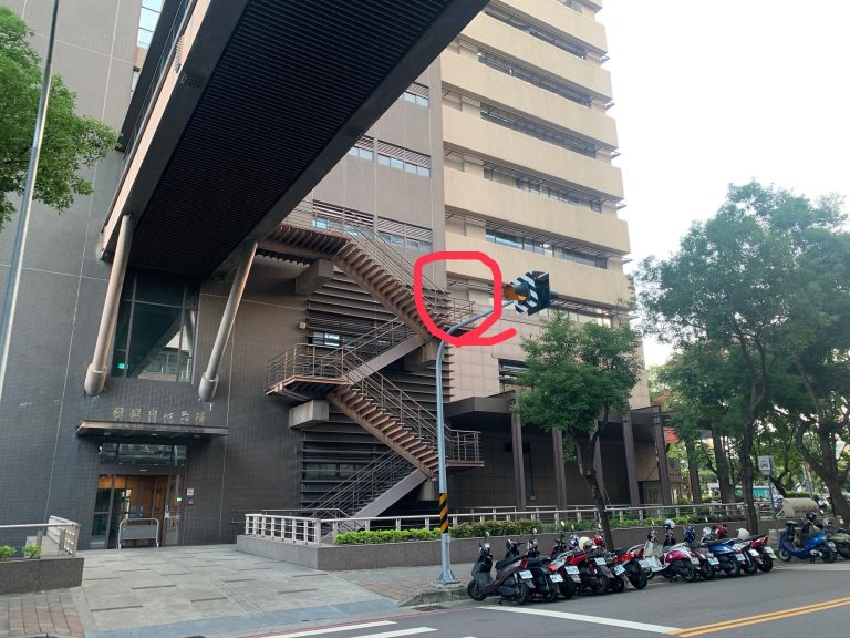 「樓梯、樹、玻璃」 失智男跑離醫院迷路  警扮偵探成功尋獲