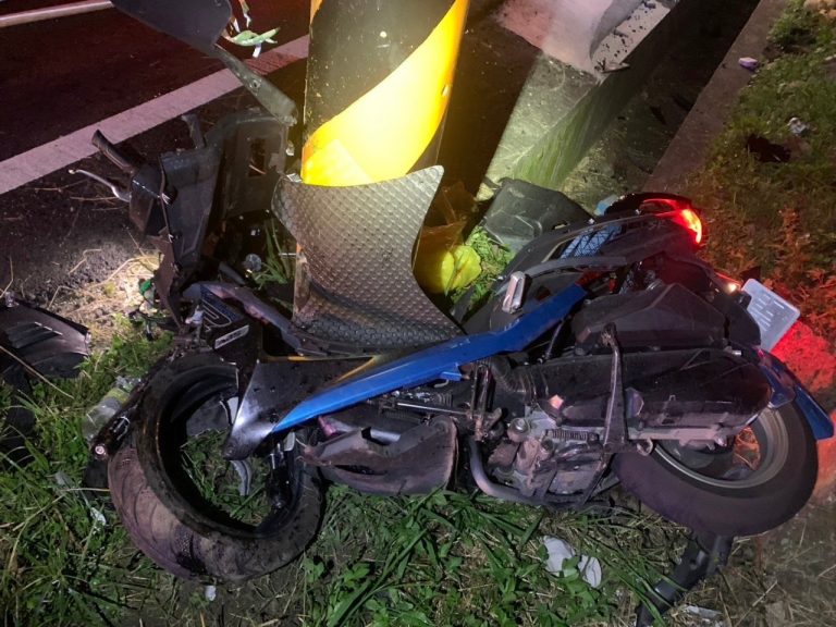 機車雙載不明原因自撞電桿   苗栗警籲行車務必全神貫注！