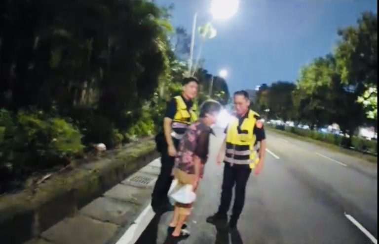 80歲失智婆婆深夜徘徊快車道，萬華警迅速協助找回家屬