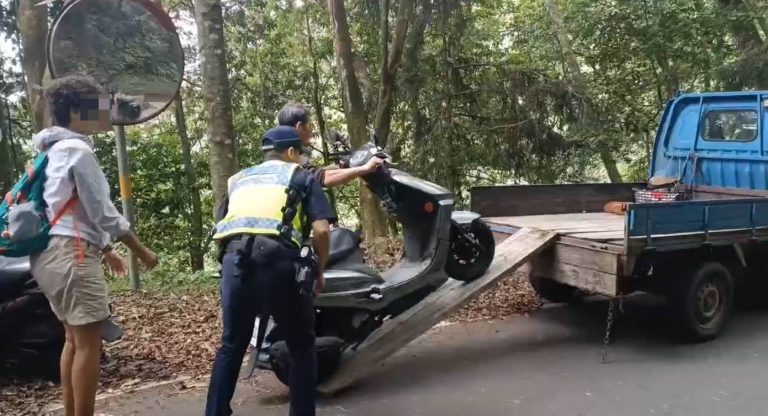 機車爆胎困山區 約旦籍男子獲和平警方暖心救援