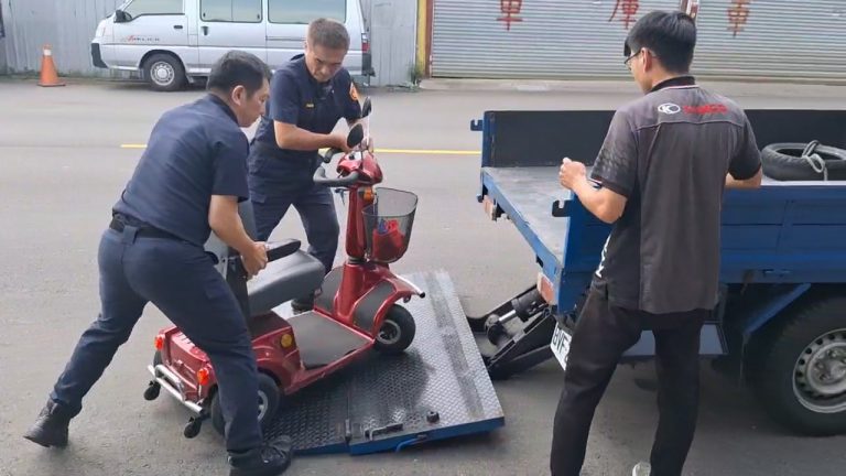迷途老翁推車曝曬無助 民眾報警救援暖心送返