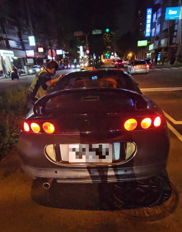 玩命關頭同款跑車路中刁車！ 台中警「疾」速救援助脫困