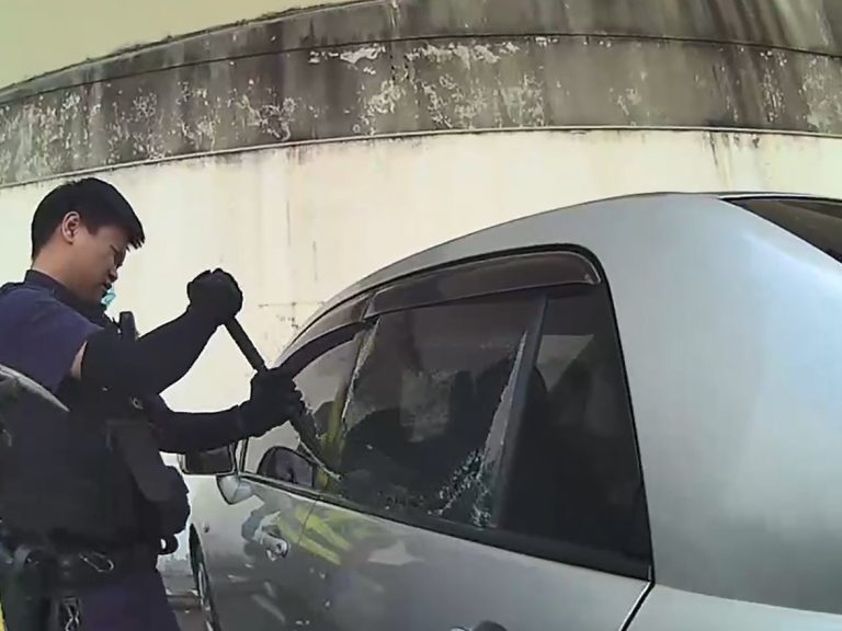 轎車自動落鎖！ 中壢警緊急破窗救援襁褓童