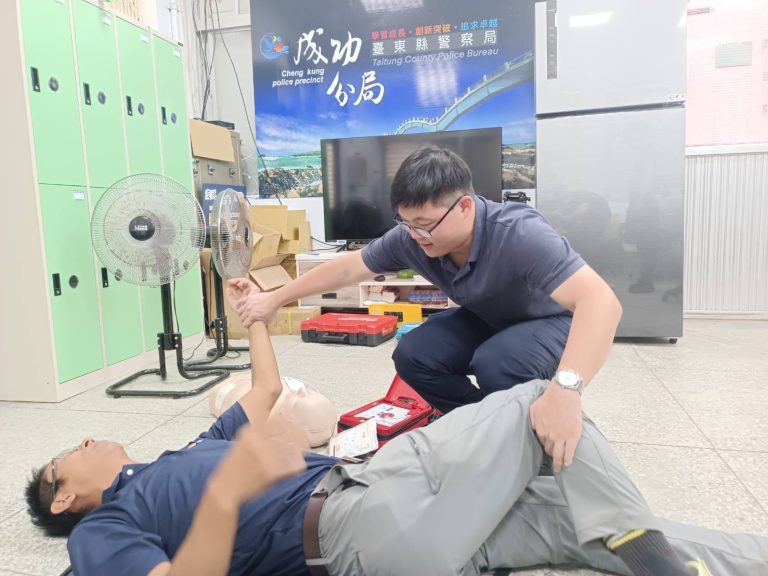 守護生命新利器 台東成功分局設置AED並全員受訓