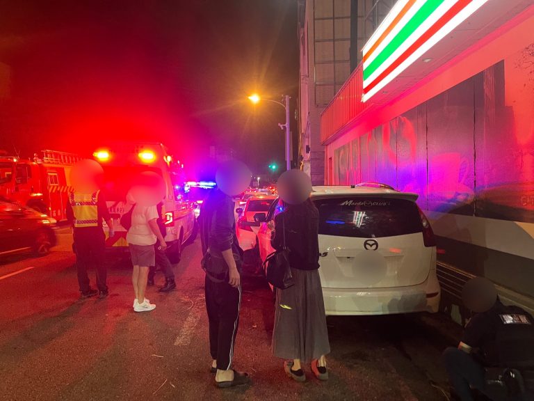 路口不明原因暴衝 自小客冒煙險起火