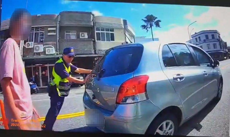即時救援顯警愛 台東新豐所員警協助遊客脫困