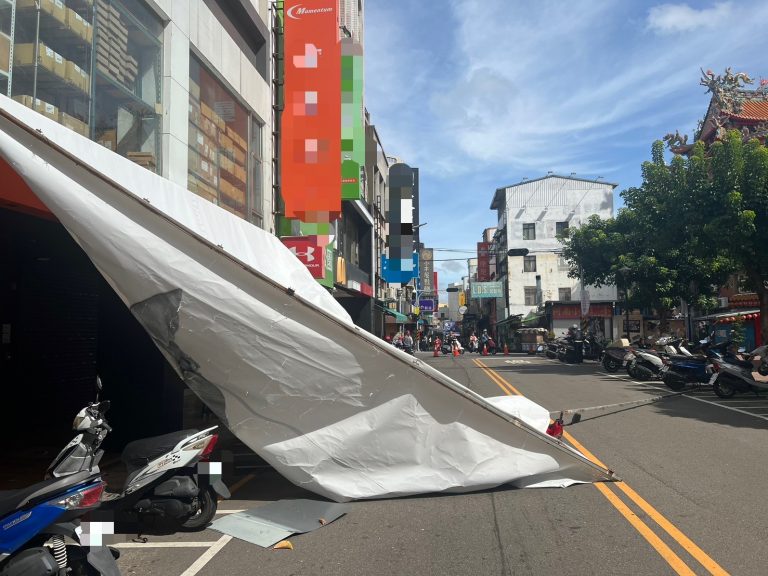 強風吹落帆布市招傷人車   苗栗警及時到場疏導交通