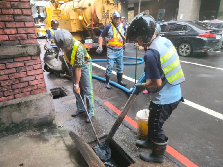 康芮颱風將至 基隆環保局加強側溝巡檢及環境清整