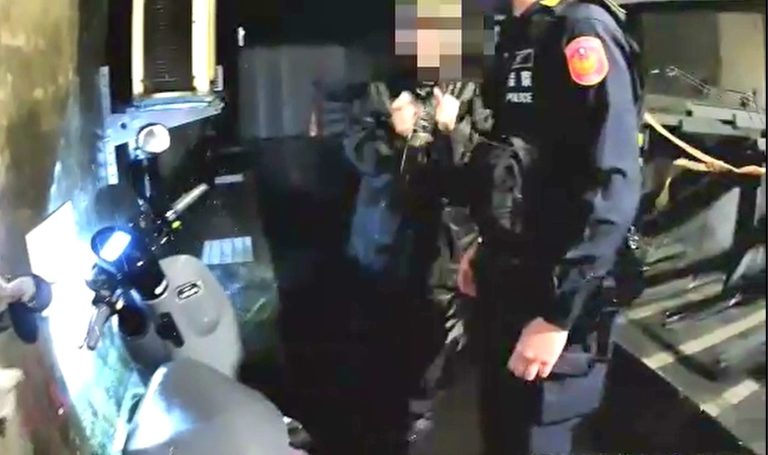 雨夜溫情！北市警助女子解鎖機車困境